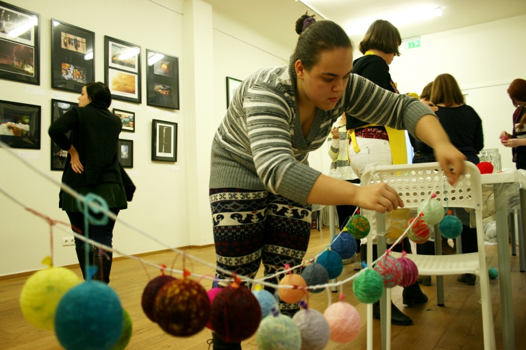 Yarn-lamp-maker workshop