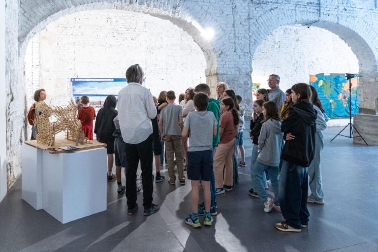 SINKOVICS EDE TÁRLATVEZETÉSE A VISUAL WASTE KIÁLLÍTÁSON