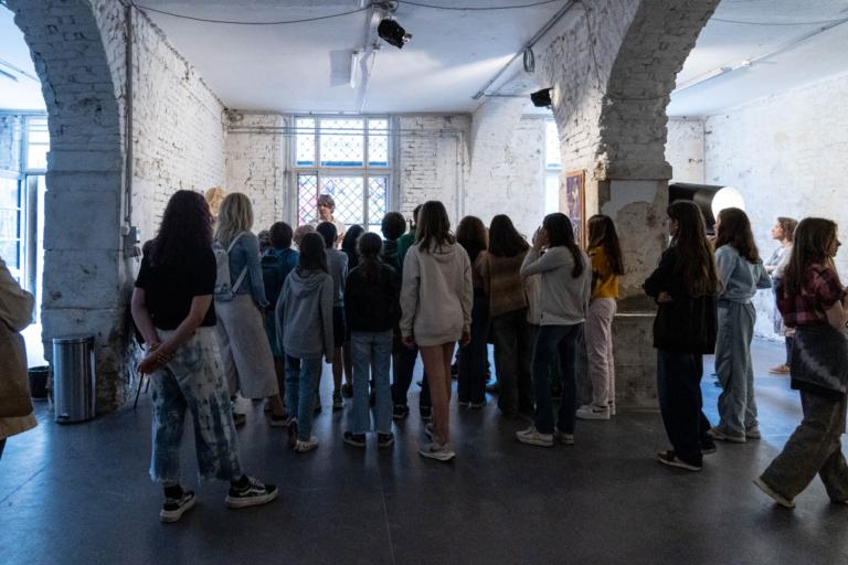 SINKOVICS EDE TÁRLATVEZETÉSE A VISUAL WASTE KIÁLLÍTÁSON