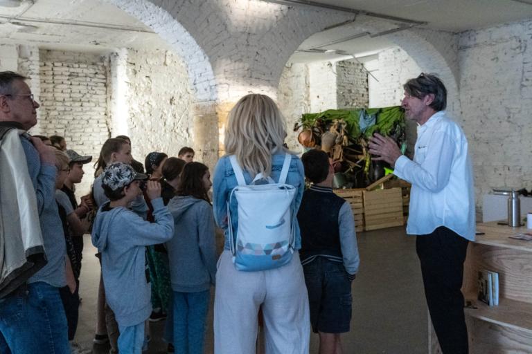 SINKOVICS EDE TÁRLATVEZETÉSE A VISUAL WASTE KIÁLLÍTÁSON