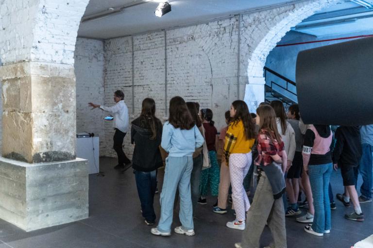 SINKOVICS EDE TÁRLATVEZETÉSE A VISUAL WASTE KIÁLLÍTÁSON