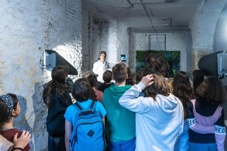 SINKOVICS EDE TÁRLATVEZETÉSE A VISUAL WASTE KIÁLLÍTÁSON