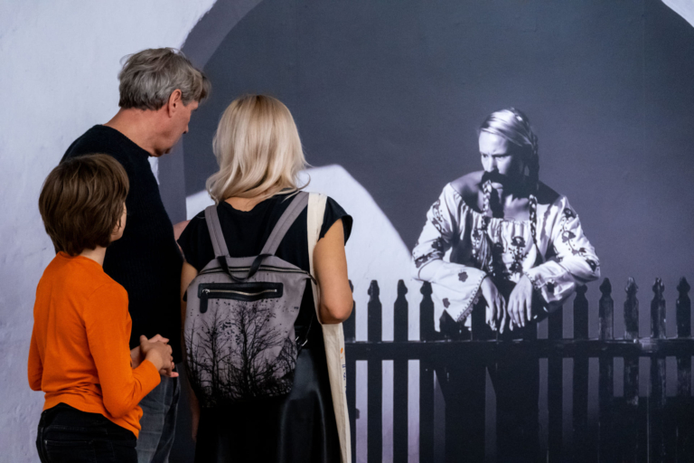 Katalógusbemutató és tárlatvezetés