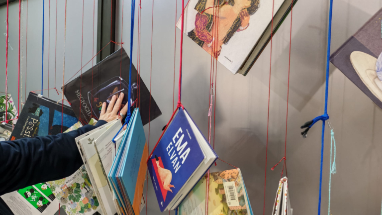 CSUPA-KÉP KÖNYVEK UTAZÓTÁRLAT VÁRNÁBAN