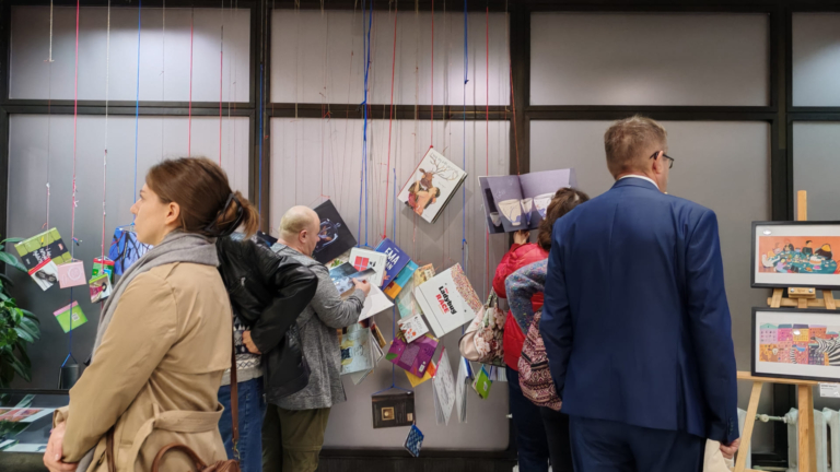 CSUPA-KÉP KÖNYVEK UTAZÓTÁRLAT VÁRNÁBAN