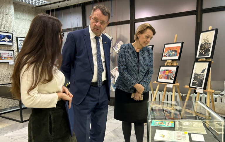 CSUPA-KÉP KÖNYVEK UTAZÓTÁRLAT VÁRNÁBAN