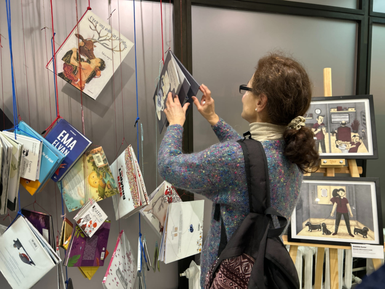 CSUPA-KÉP KÖNYVEK UTAZÓTÁRLAT VÁRNÁBAN