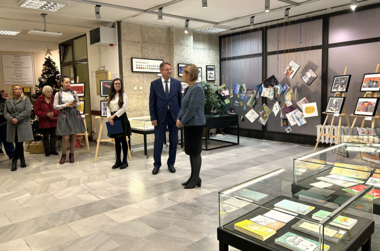 CSUPA-KÉP KÖNYVEK UTAZÓTÁRLAT VÁRNÁBAN