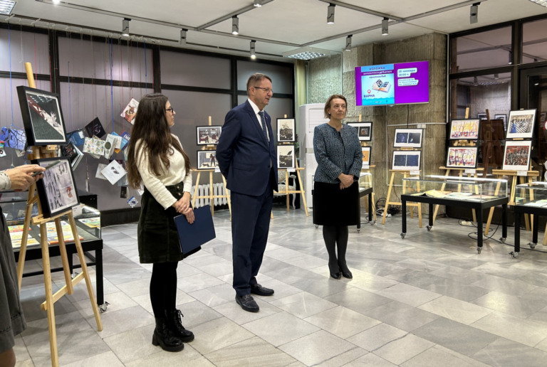 CSUPA-KÉP KÖNYVEK UTAZÓTÁRLAT VÁRNÁBAN