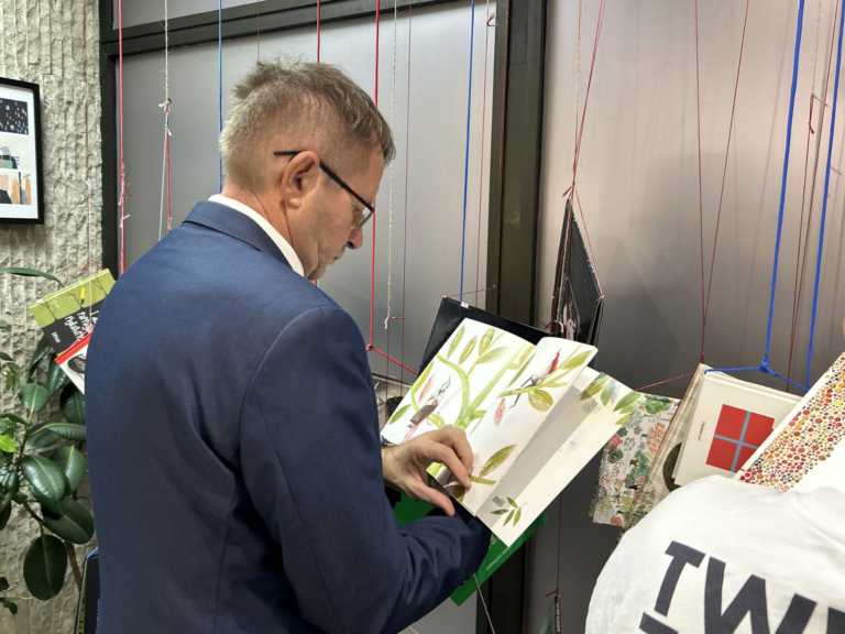 CSUPA-KÉP KÖNYVEK UTAZÓTÁRLAT VÁRNÁBAN