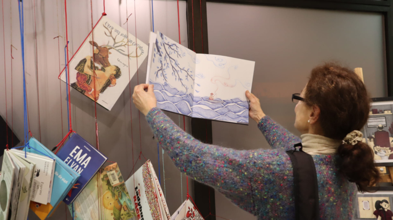 CSUPA-KÉP KÖNYVEK UTAZÓTÁRLAT VÁRNÁBAN