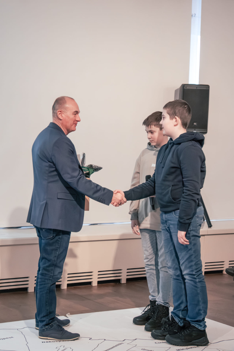 <19 SHAPE YOUR WORLD! 2026