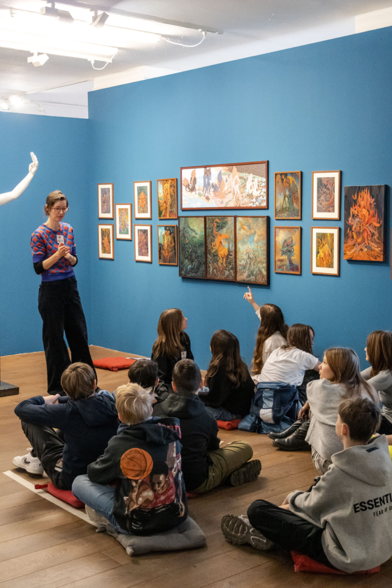 GÖRDESZKA ÉS DÍNÓKAROM A SZÓFÁN