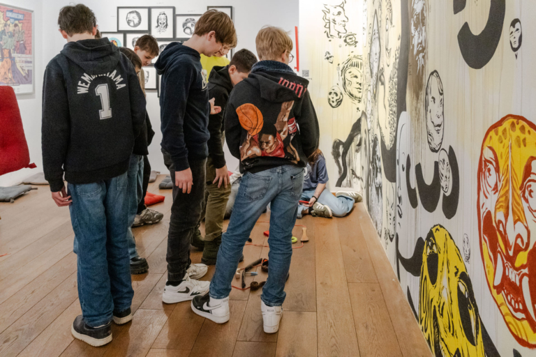 GÖRDESZKA ÉS DÍNÓKAROM A SZÓFÁN