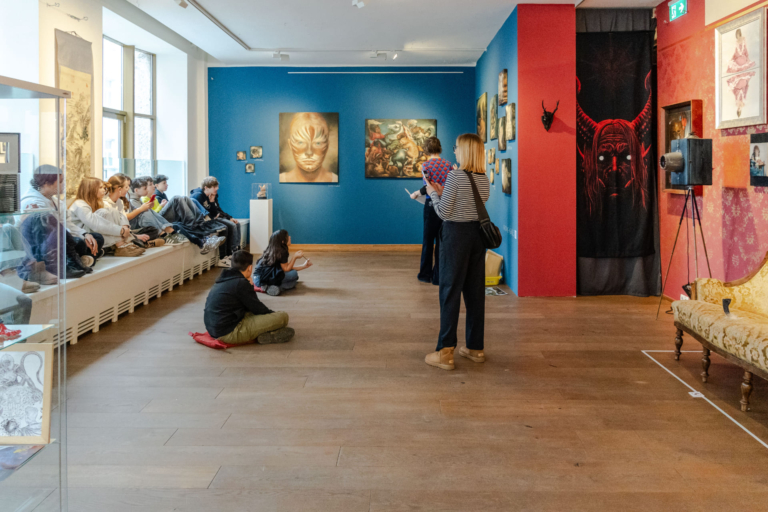 GÖRDESZKA ÉS DÍNÓKAROM A SZÓFÁN