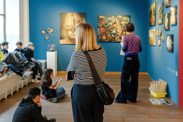 GÖRDESZKA ÉS DÍNÓKAROM A SZÓFÁN