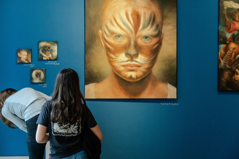 GÖRDESZKA ÉS DÍNÓKAROM A SZÓFÁN