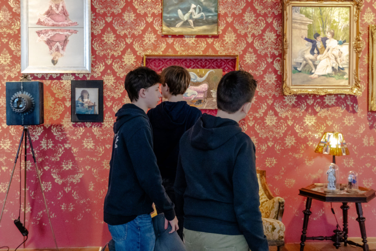 GÖRDESZKA ÉS DÍNÓKAROM A SZÓFÁN