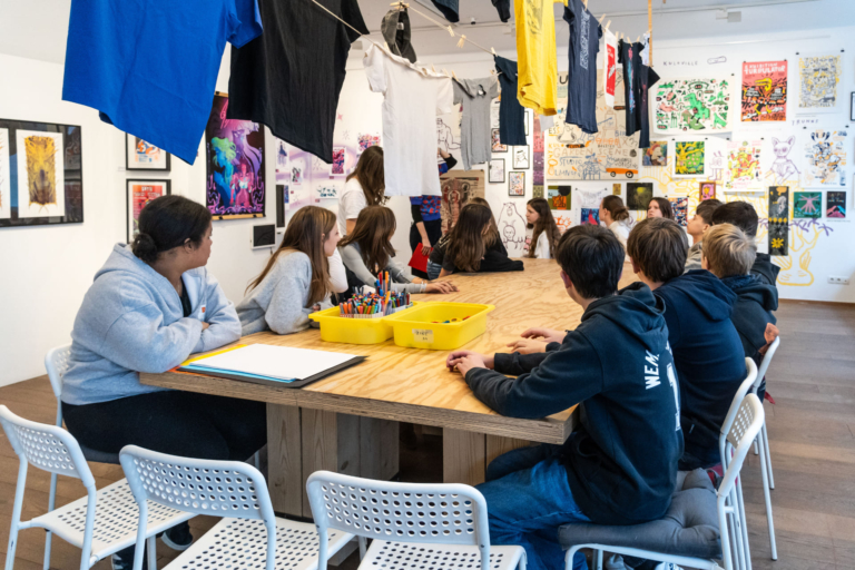 GÖRDESZKA ÉS DÍNÓKAROM A SZÓFÁN