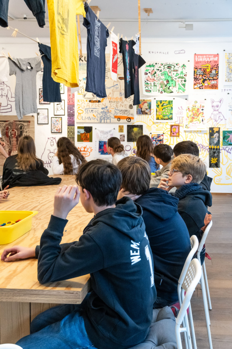 GÖRDESZKA ÉS DÍNÓKAROM A SZÓFÁN