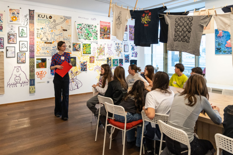 GÖRDESZKA ÉS DÍNÓKAROM A SZÓFÁN