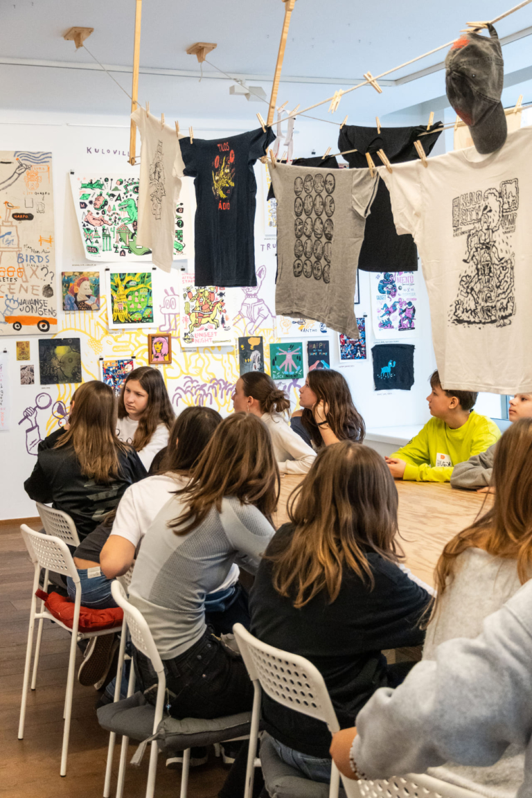 GÖRDESZKA ÉS DÍNÓKAROM A SZÓFÁN