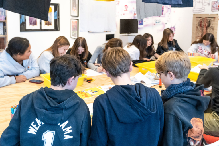 GÖRDESZKA ÉS DÍNÓKAROM A SZÓFÁN