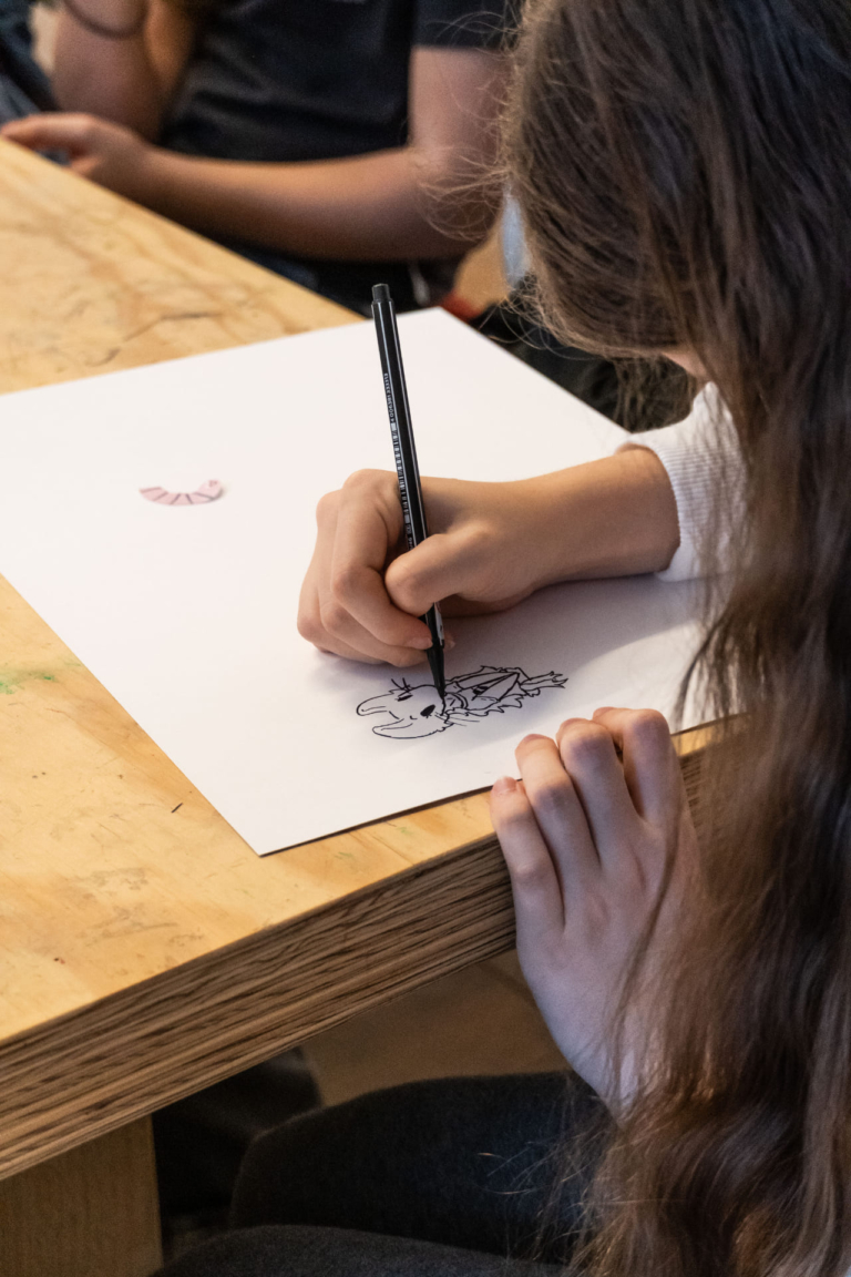 GÖRDESZKA ÉS DÍNÓKAROM A SZÓFÁN