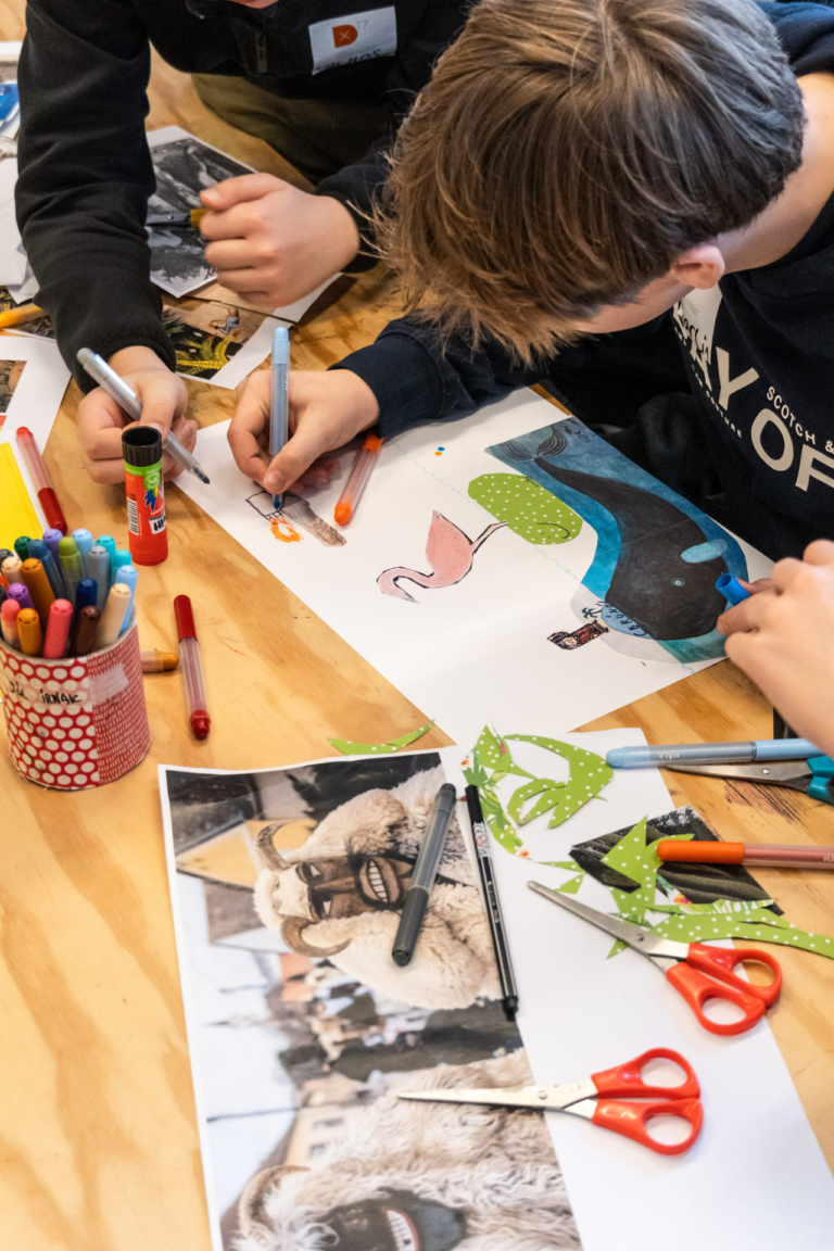 GÖRDESZKA ÉS DÍNÓKAROM A SZÓFÁN