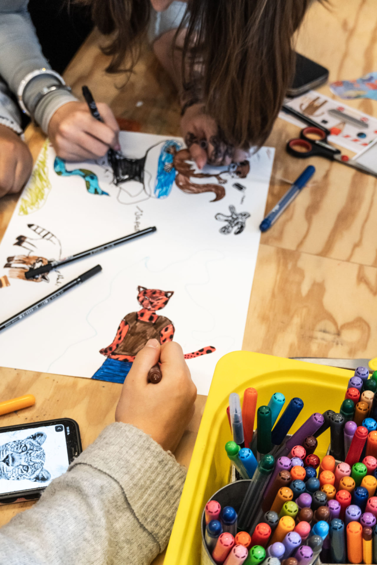 GÖRDESZKA ÉS DÍNÓKAROM A SZÓFÁN