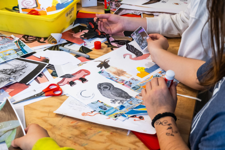 GÖRDESZKA ÉS DÍNÓKAROM A SZÓFÁN