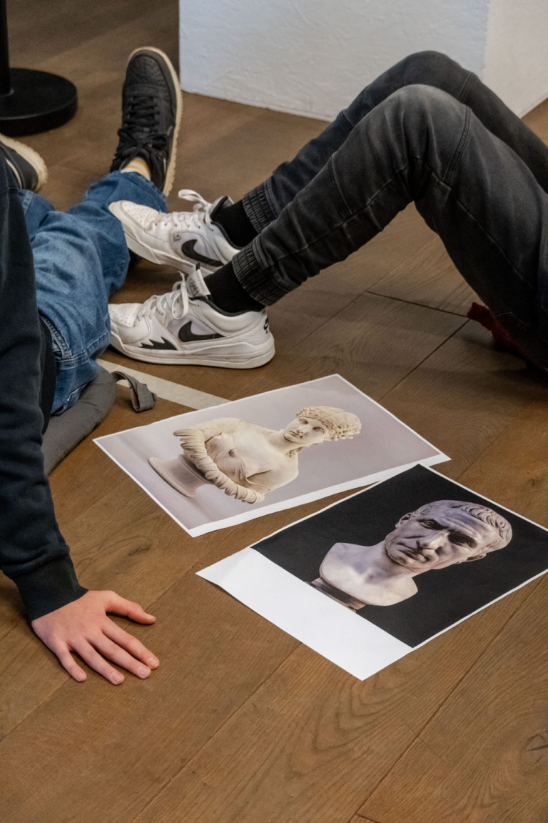 GÖRDESZKA ÉS DÍNÓKAROM A SZÓFÁN