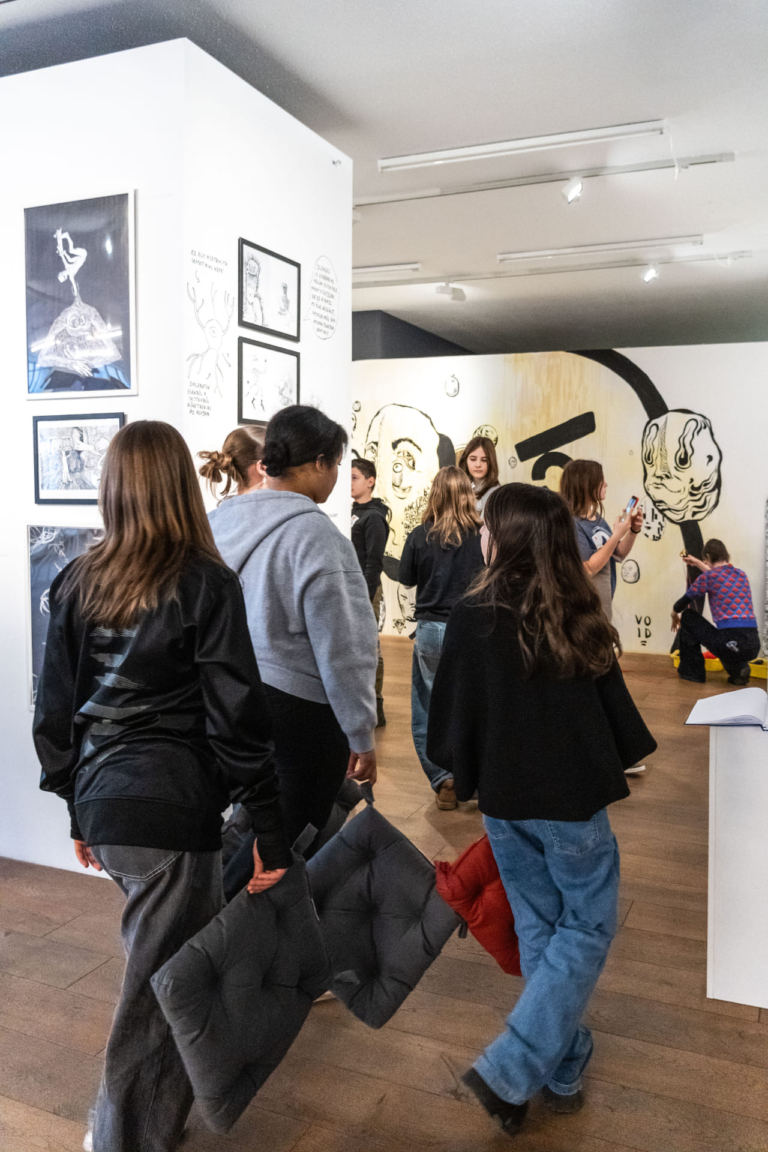 GÖRDESZKA ÉS DÍNÓKAROM A SZÓFÁN