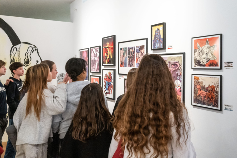 GÖRDESZKA ÉS DÍNÓKAROM A SZÓFÁN