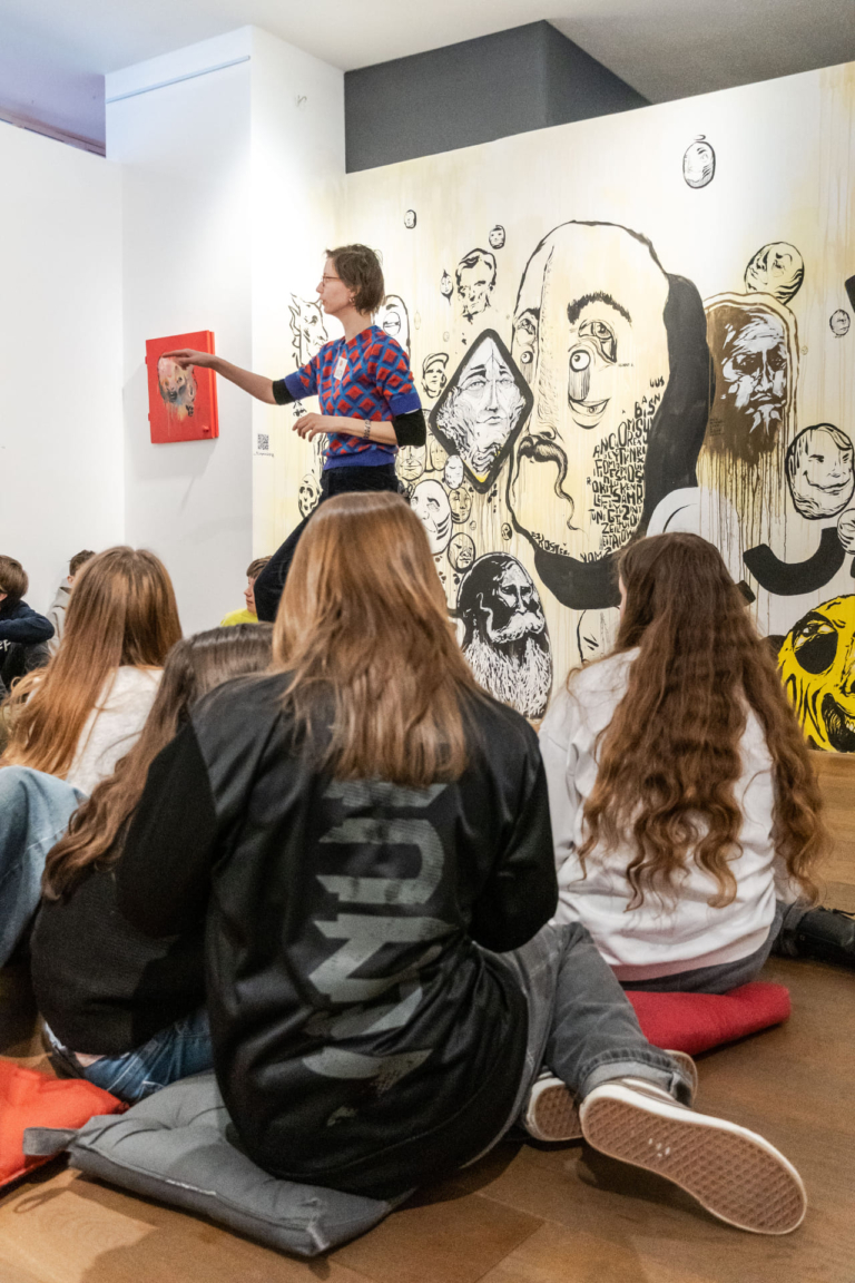 GÖRDESZKA ÉS DÍNÓKAROM A SZÓFÁN