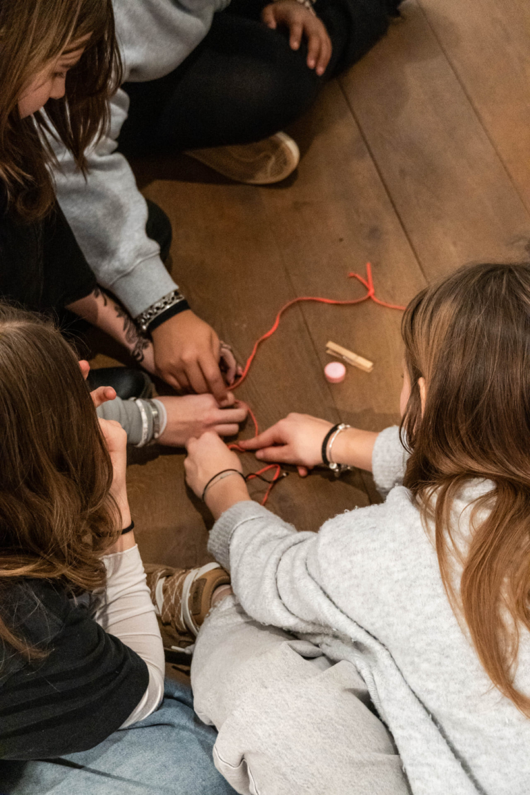 GÖRDESZKA ÉS DÍNÓKAROM A SZÓFÁN