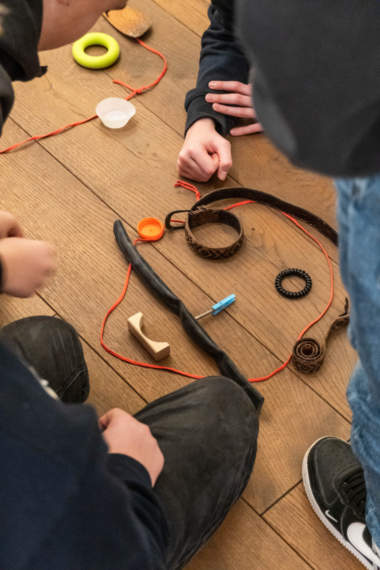 GÖRDESZKA ÉS DÍNÓKAROM A SZÓFÁN