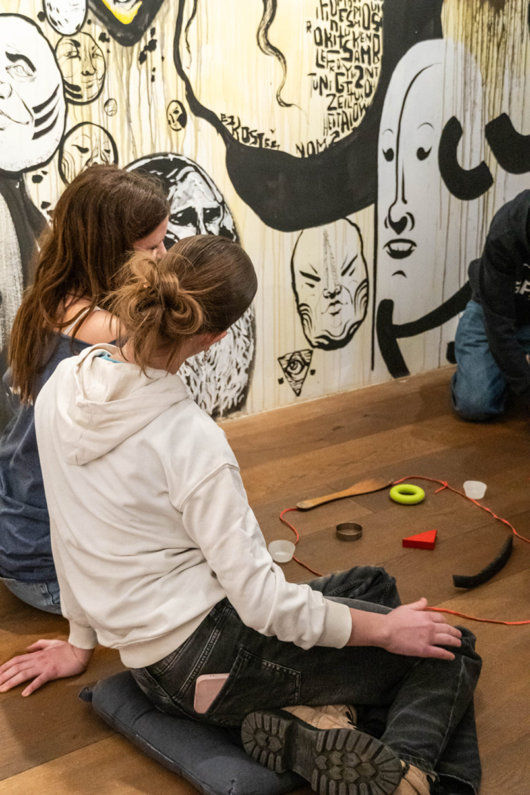 GÖRDESZKA ÉS DÍNÓKAROM A SZÓFÁN