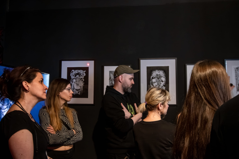 LOWBROW GOES ON – FINISSZÁZS ÉS TÁRLATVEZETÉS