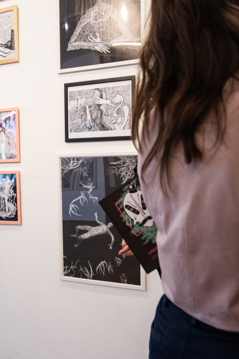 LOWBROW GOES ON – FINISSZÁZS ÉS TÁRLATVEZETÉS