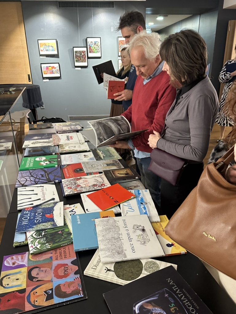 CSUPA-KÉP KÖNYVEK UTAZÓTÁRLAT ZÁGRÁBBAN