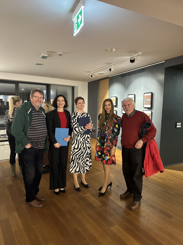 CSUPA-KÉP KÖNYVEK UTAZÓTÁRLAT ZÁGRÁBBAN