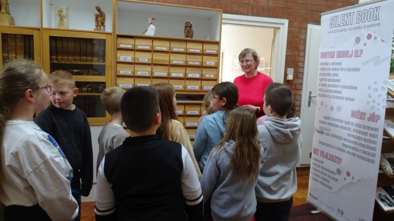 CSUPA-KÉP KÖNYVEK UTAZÓTÁRLAT TISZAFÜREDEN