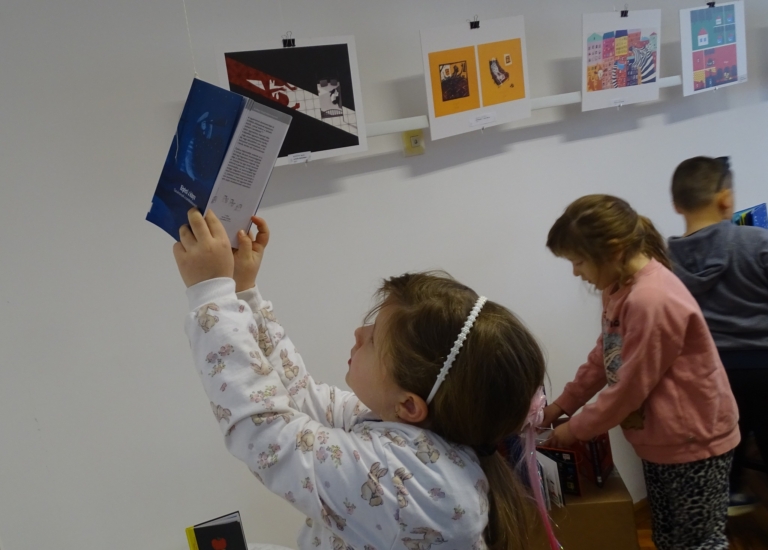 CSUPA-KÉP KÖNYVEK UTAZÓTÁRLAT TISZAFÜREDEN