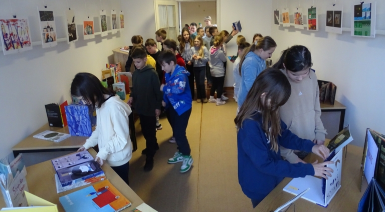 CSUPA-KÉP KÖNYVEK UTAZÓTÁRLAT TISZAFÜREDEN